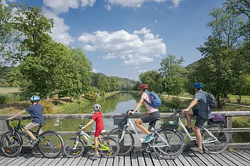 Radfahrer auf dem Altmühltal-Radweg bei Altessing