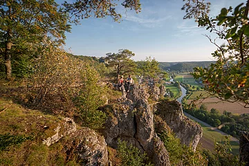 Wanderer auf der Arnsberger Leite am Altmühltal-Panoramaweg