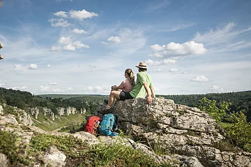 Wanderpärchen an den 12 Apostel bei Solnhofen